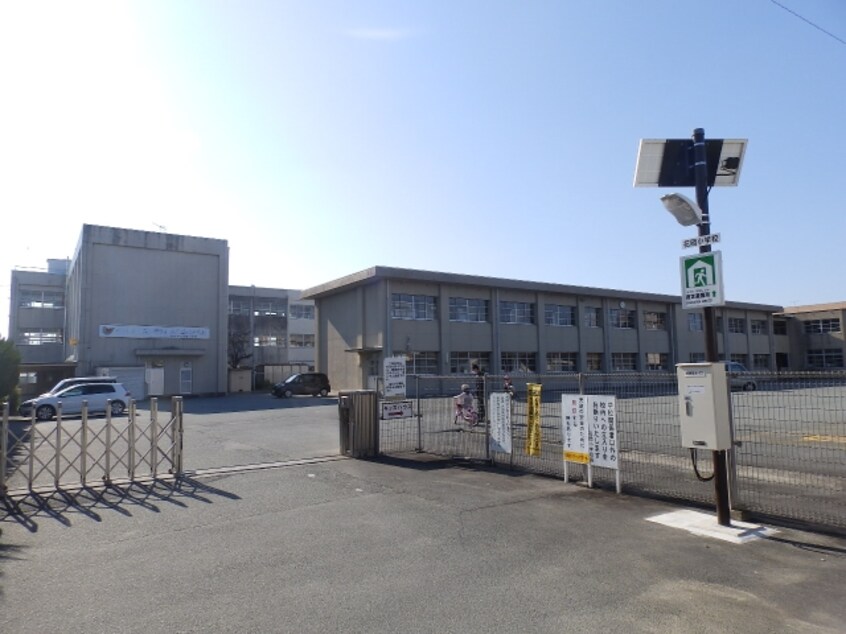 小学校まで900m※松阪市立花岡小学校 駅部田貸家