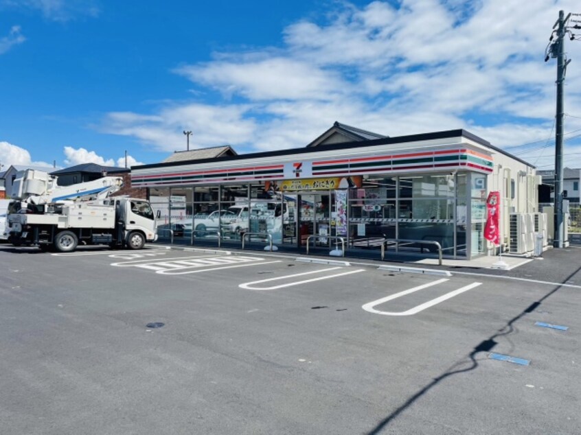 コンビニまで700m※セブンイレブン　四日市蒔田２丁目店 アメージング・フラッツ（Ｄ・Ｅ）　E