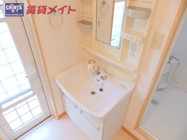 洗面所同物件の別部屋のモデル写真となります メゾネット桜