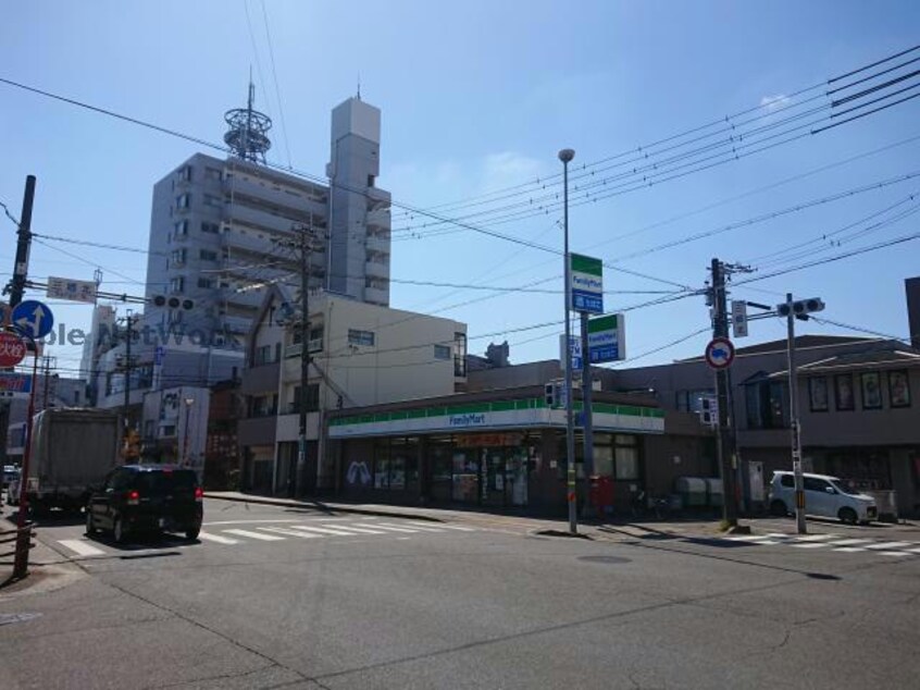 ファミリーマート旭三郷駅前店(コンビニ)まで528m パレス明和