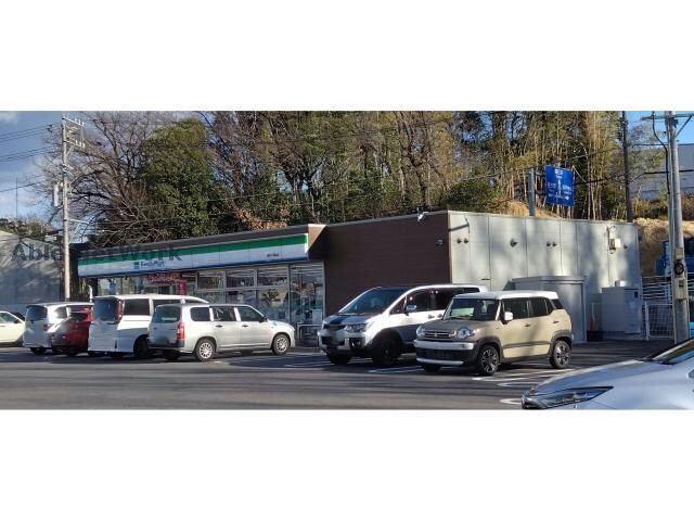 ファミリーマート瀬戸小坂町店(コンビニ)まで240m フローリッシュ　B