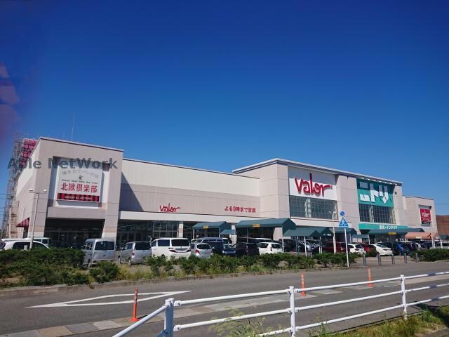 ニトリ瀬戸店(電気量販店/ホームセンター)まで585m フローリッシュ　B