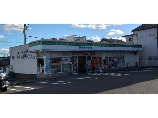 ファミリーマート瀬戸南山町店(コンビニ)まで586m ハーブ・ヴィレッジ