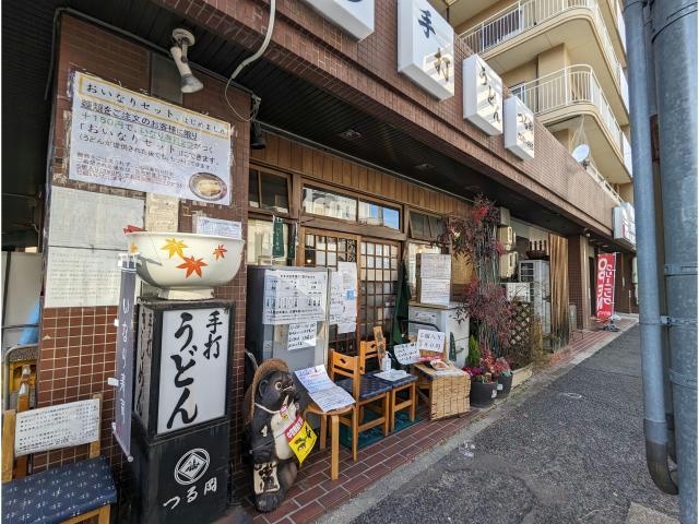 つる岡(その他飲食（ファミレスなど）)まで669m CASA BIANCA