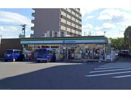 ファミリーマート中川玉川町店(コンビニ)まで367m メゾン11番