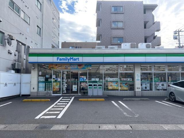 ファミリーマート荒田二丁目店(コンビニ)まで72m パルセスユニ