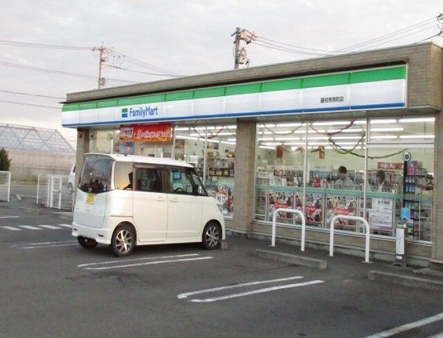 ファミリーマート　青南町店(コンビニ)まで919m シャトル青葉