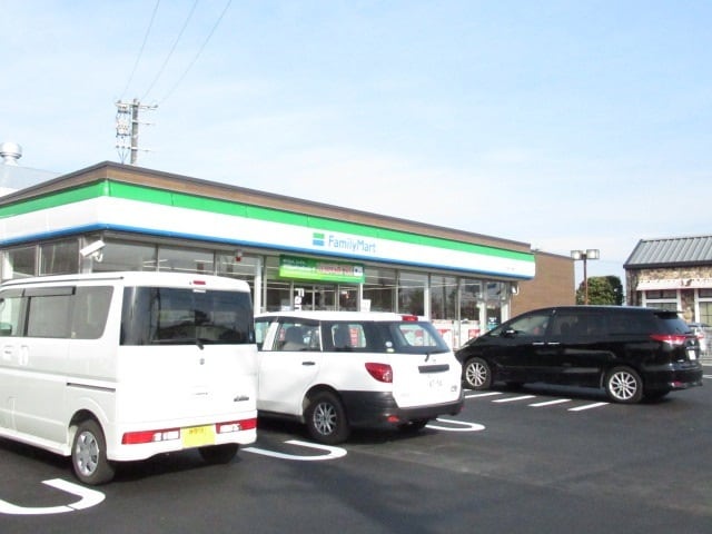 ファミリーマート　八楠店(コンビニ)まで770m リージェント八楠Ⅱ