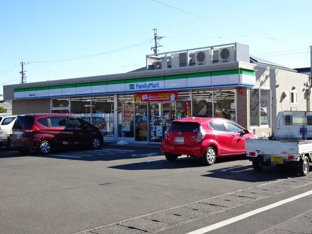 ファミリーマート(コンビニ)まで1526m リーベ