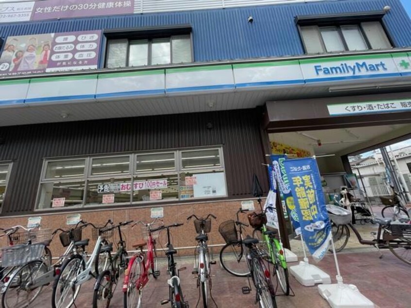 ファミリーマート＋薬ヒグチ岩田南店(ドラッグストア)まで885m シュロス若江Ⅱ