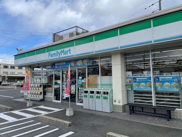 ファミリーマート中新開二丁目店(コンビニ)まで305m ミレニアムヴィラ