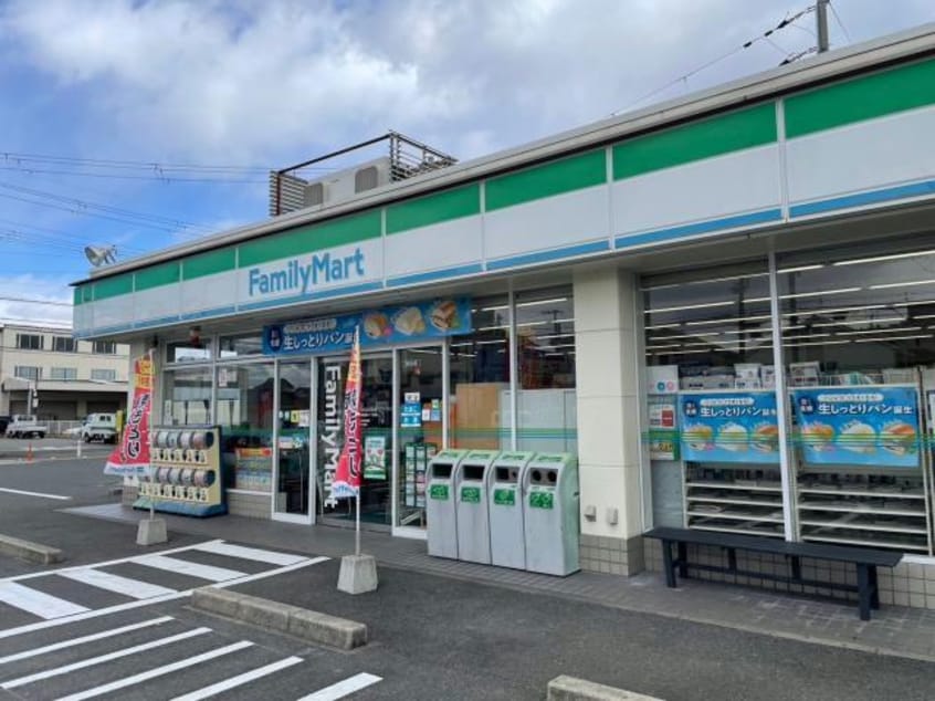 ファミリーマート中新開二丁目店(コンビニ)まで305m ミレニアムヴィラ