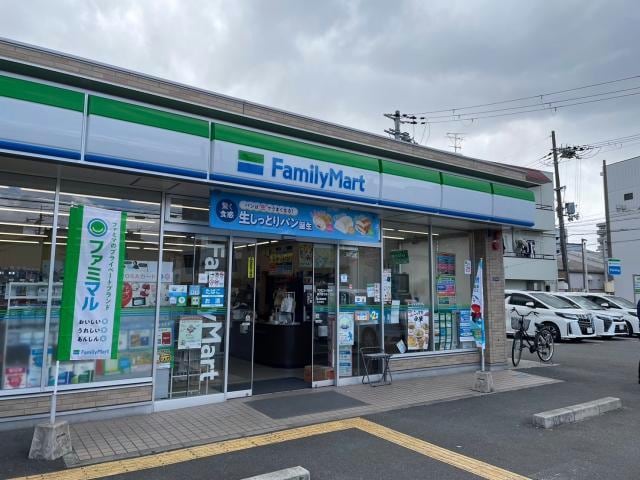 ファミリーマート東大阪今米一丁目店(コンビニ)まで666m ミレニアムヴィラ