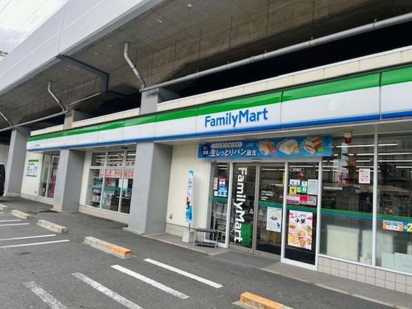 ファミリーマート八戸ノ里駅東店(コンビニ)まで498m OMレジデンス八戸ノ里