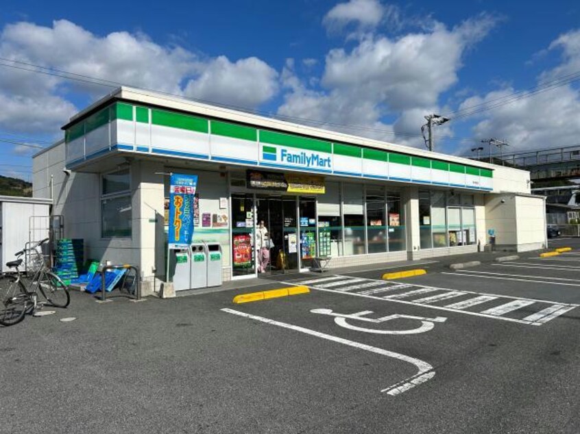 ファミリーマート福川南町店(コンビニ)まで646m メルベーユKEN　B棟