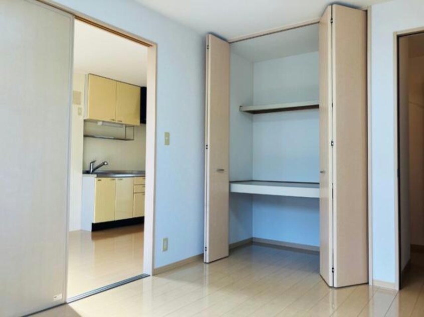 洋室6帖(南側)クローゼット サンメゾン河村　Ⅱ棟