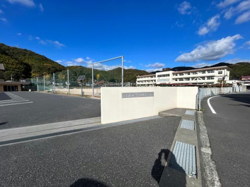 周南市立菊川中学校(中学校/中等教育学校)まで756m メゾンフルールＢ