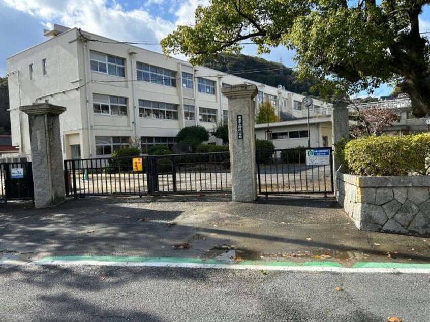 周南市立櫛浜小学校(小学校)まで299m パールハイツB棟