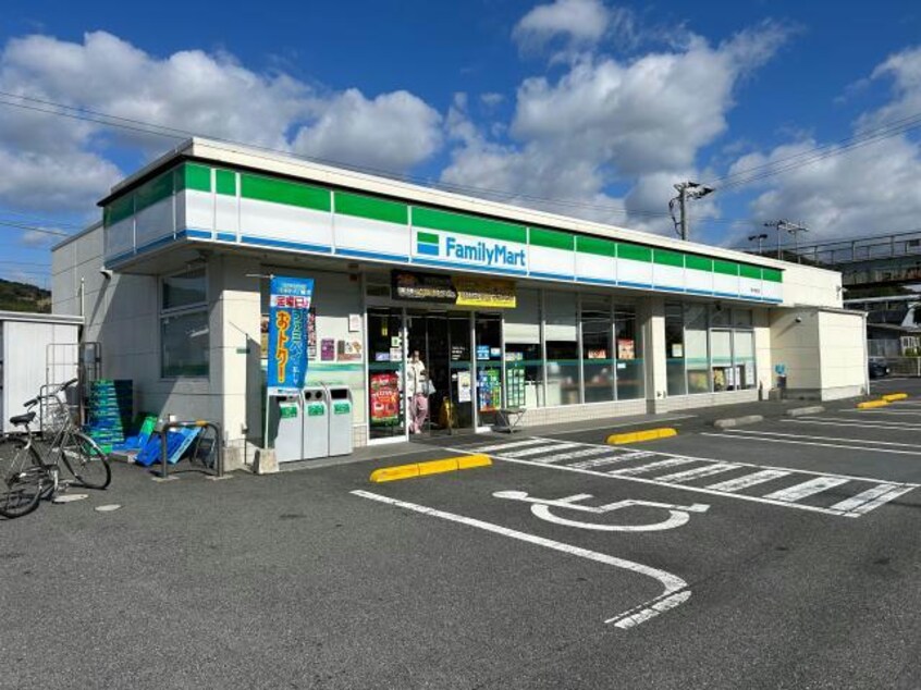ファミリーマート福川南町店(コンビニ)まで1009m 福川一戸建