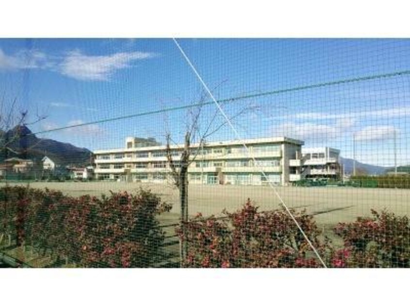 渋川市立古巻中学校(中学校/中等教育学校)まで1340m 上越線（群馬県内）/八木原駅 徒歩9分 2階 築9年