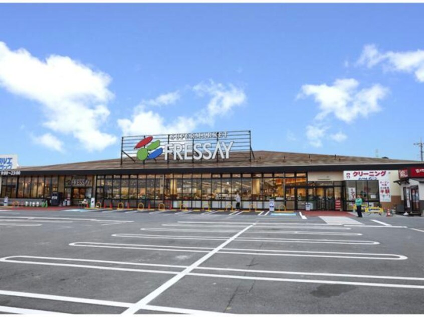 フレッセイ吉岡店(スーパー)まで909m ベルヒル　Ｃ