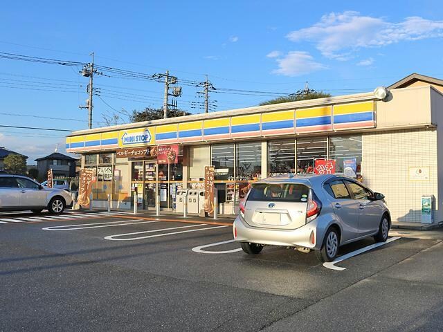 ミニストップ前橋交通公園前店(コンビニ)まで448m ロワール　ウエスト