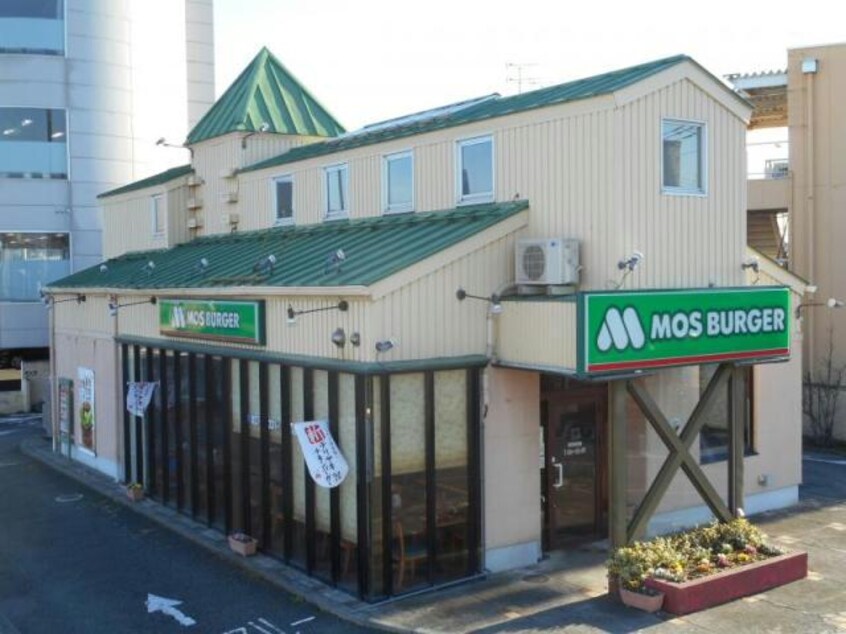 モスバーガー北前橋店(その他飲食（ファミレスなど）)まで236m カメリアハイツ