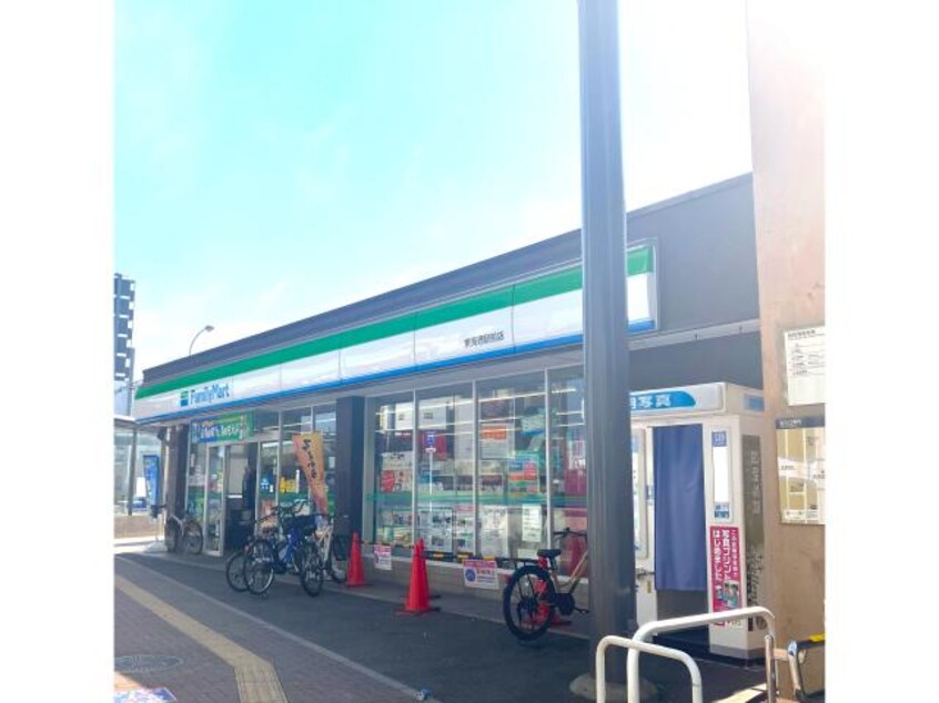 ファミリーマート東海通駅前店(コンビニ)まで195m メルベーユⅠ