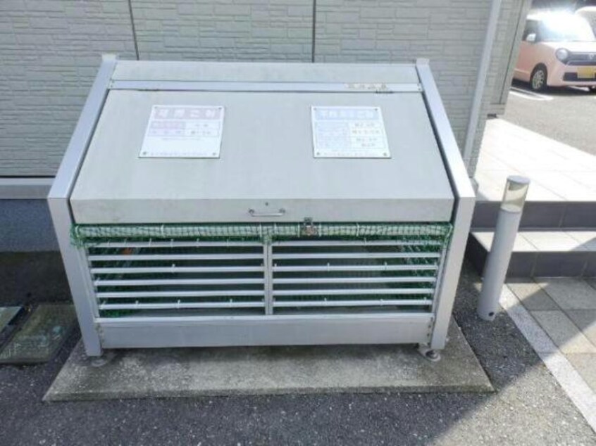 ゴミ置き場 ブランシェ