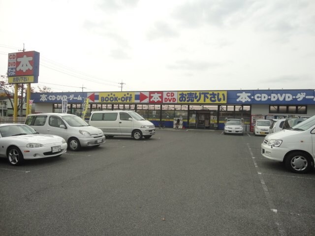 ブックオフ神辺店（本屋）まで717ｍ ティアラ