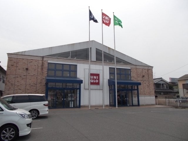 ユニクロ新涯店まで700m プリムヴェールＢ