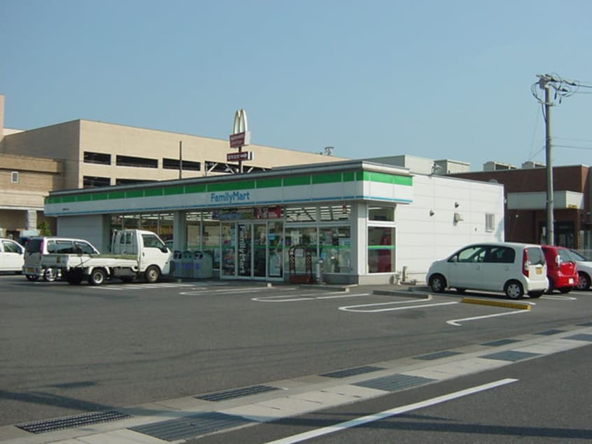 ファミリーマート新涯中央店（コンビニ）まで691ｍ 愛瑠