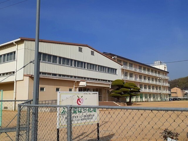 加茂小学校まで300m サニーハウスＡ