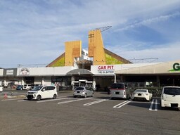 ホリデイまで180m