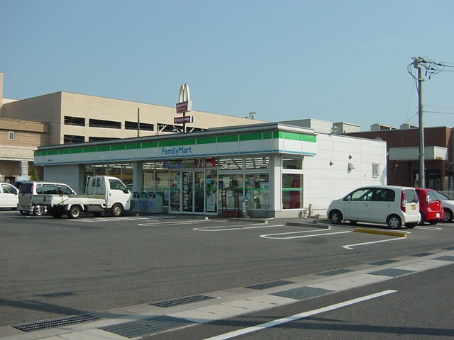 ファミリーマート新涯中央店まで588ｍ アヴァンセ