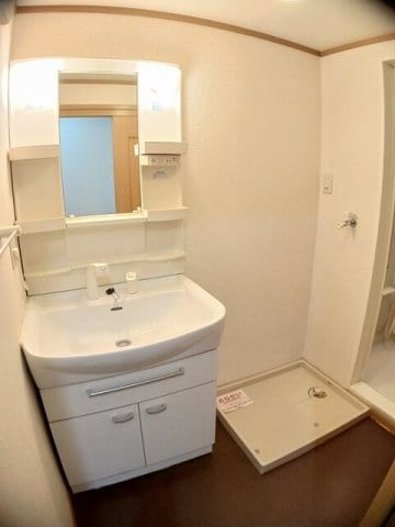 ゆったりとスペースのある洗面所 カリーノ