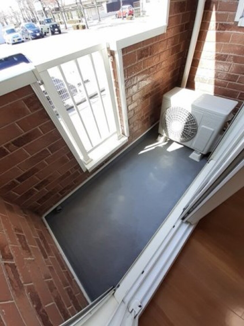 外からの目が気にならないバルコニーで洗濯物が干せます サニーハウス