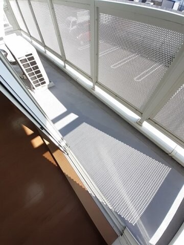 開放的で明るい空間を演出してくれるバルコニーです ソルトアヴェニュー　Ａ