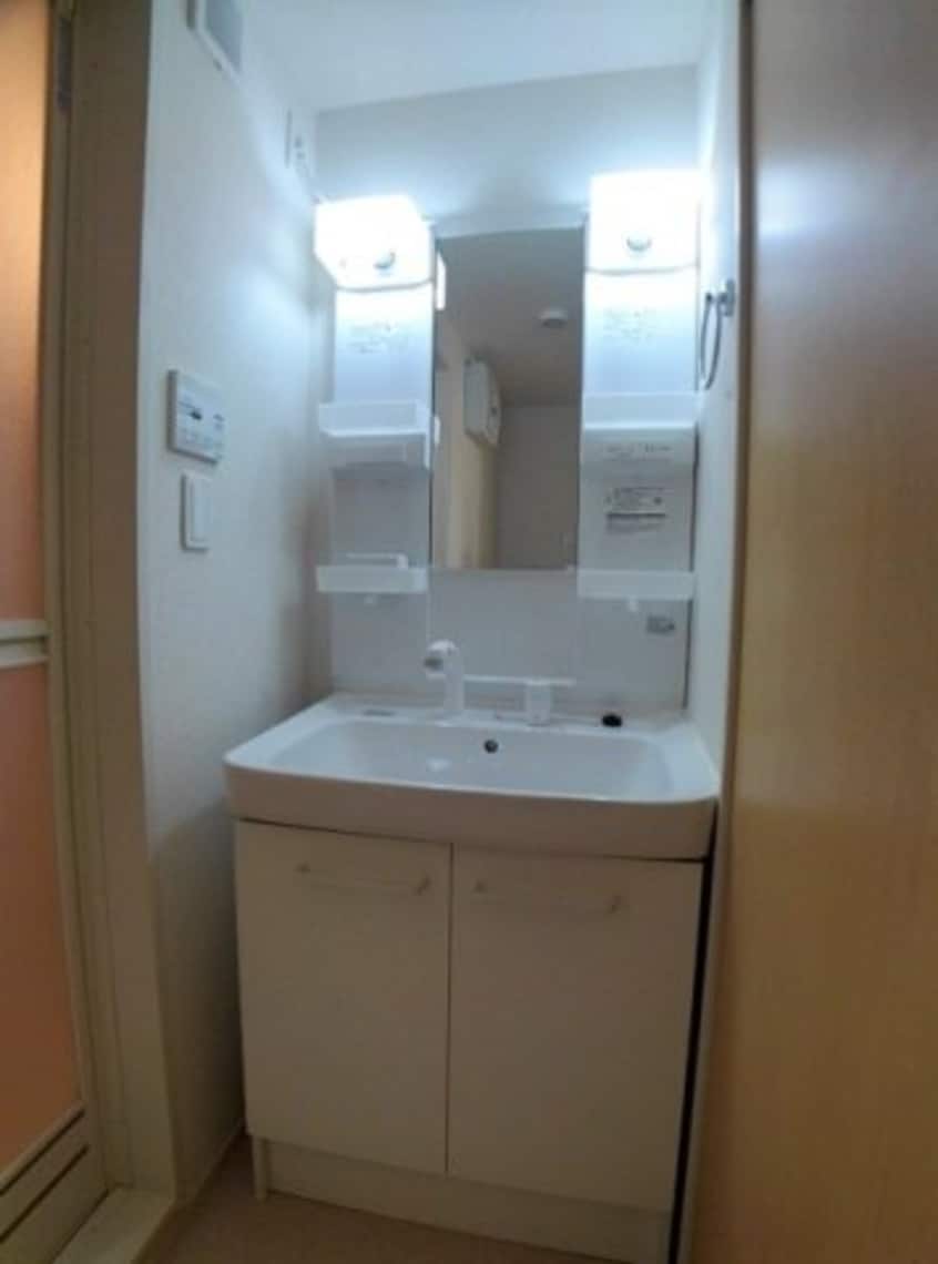 明るい洗面所です グラン　テレーノ　Ｅ