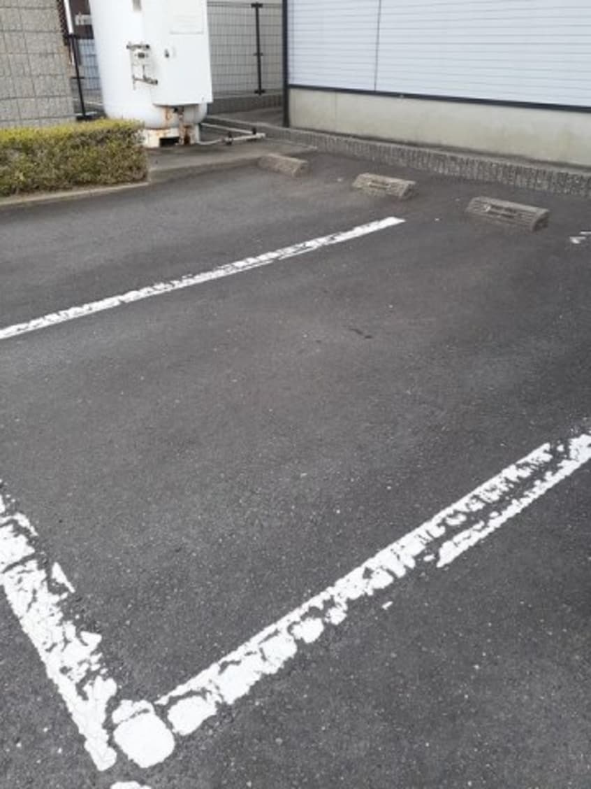 駐車場に車を止められます メゾン・ド・グラン　Ａ