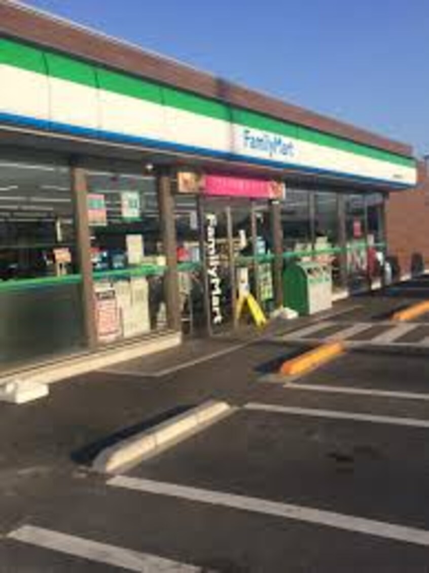 ファミリーマート 丸亀城辰小学校北店(コンビニ)まで1582m カーサ・フィオーレＥ