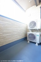 開放的で明るい空間を演出してくれるバルコニーです 太田下町アパート