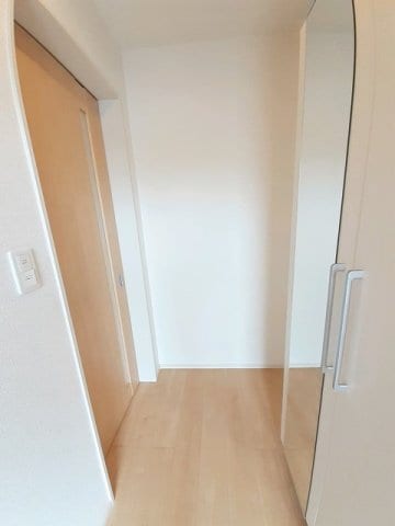 収納もある玄関です カーサ・ルーチェＢ