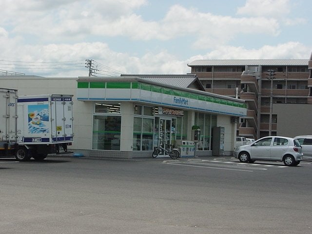 ファミリーマートまで500ｍ ハピネス古高松