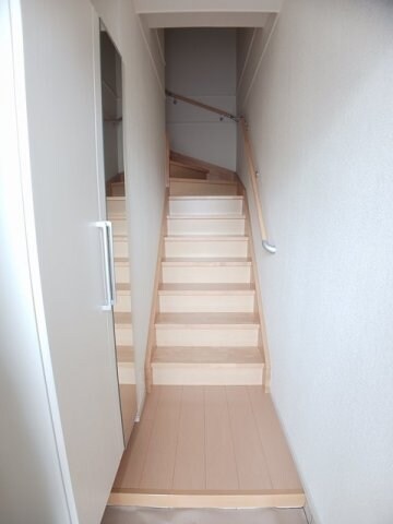 収納もある玄関です ジェネシス