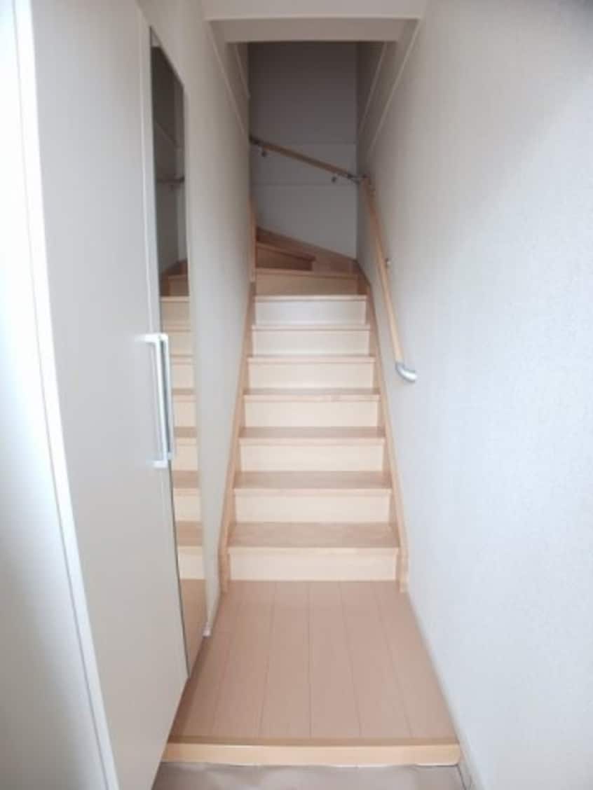 収納もある玄関です ジェネシス