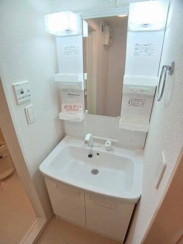 明るい洗面所です ジェネシス