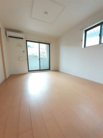 こちらの居間で趣味の時間をお楽しみください ラベリーズ・八幡