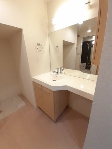 ゆったりとスペースのある洗面所 ラベリーズ・八幡