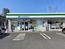 ファミリーマート 宇多津駅東店(コンビニ)まで594m リビングタウン宇多津東　A棟